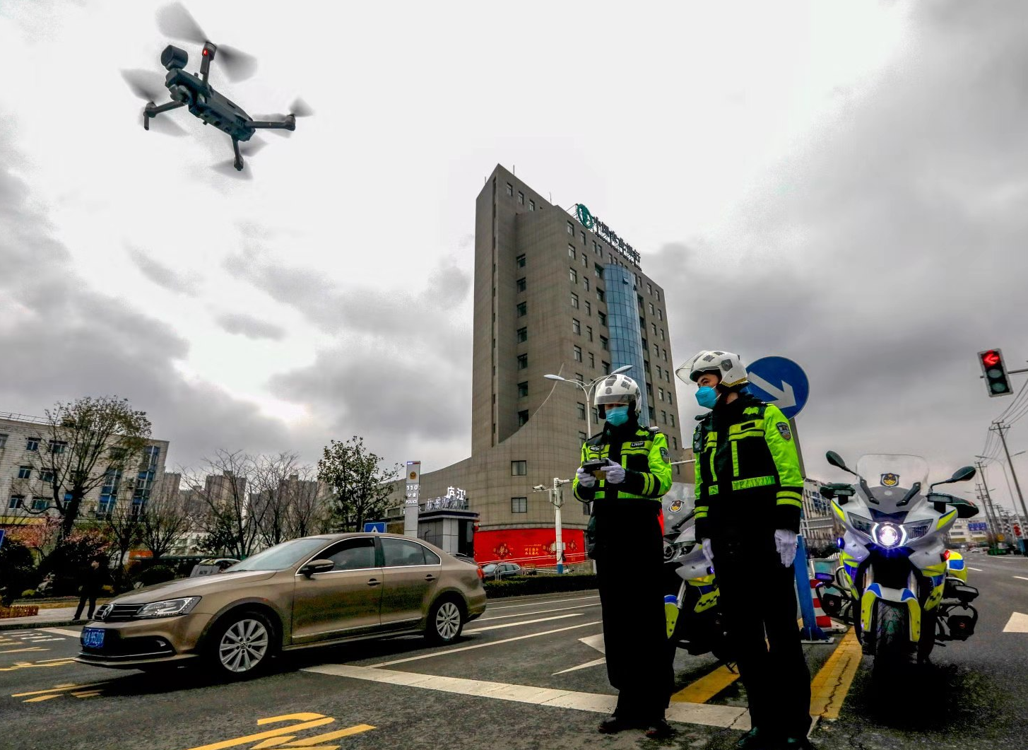 廈門(mén)市啟用警用無(wú)人機(jī)協(xié)助勸導(dǎo)行人安全文明出行(圖1)