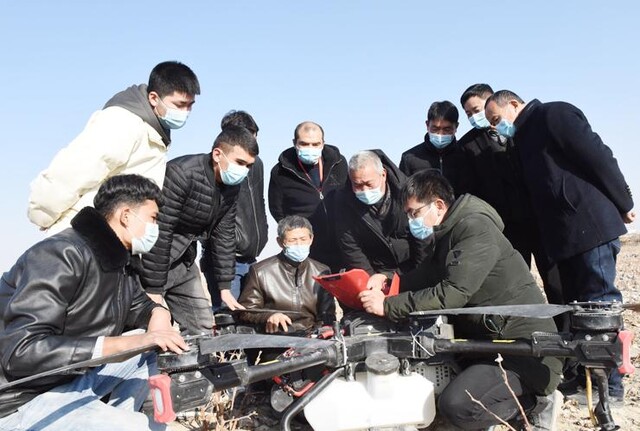 “冬閑變冬忙”  尉犁縣將無人機(jī)實(shí)操課堂搬到田間地頭(圖1)