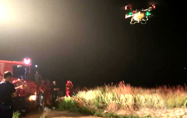 老人因河水暴漲被困 無人機聯合沖鋒舟成功救援(圖1) 老人因河水暴漲被困 無人機聯合沖鋒舟成功救援(圖1)